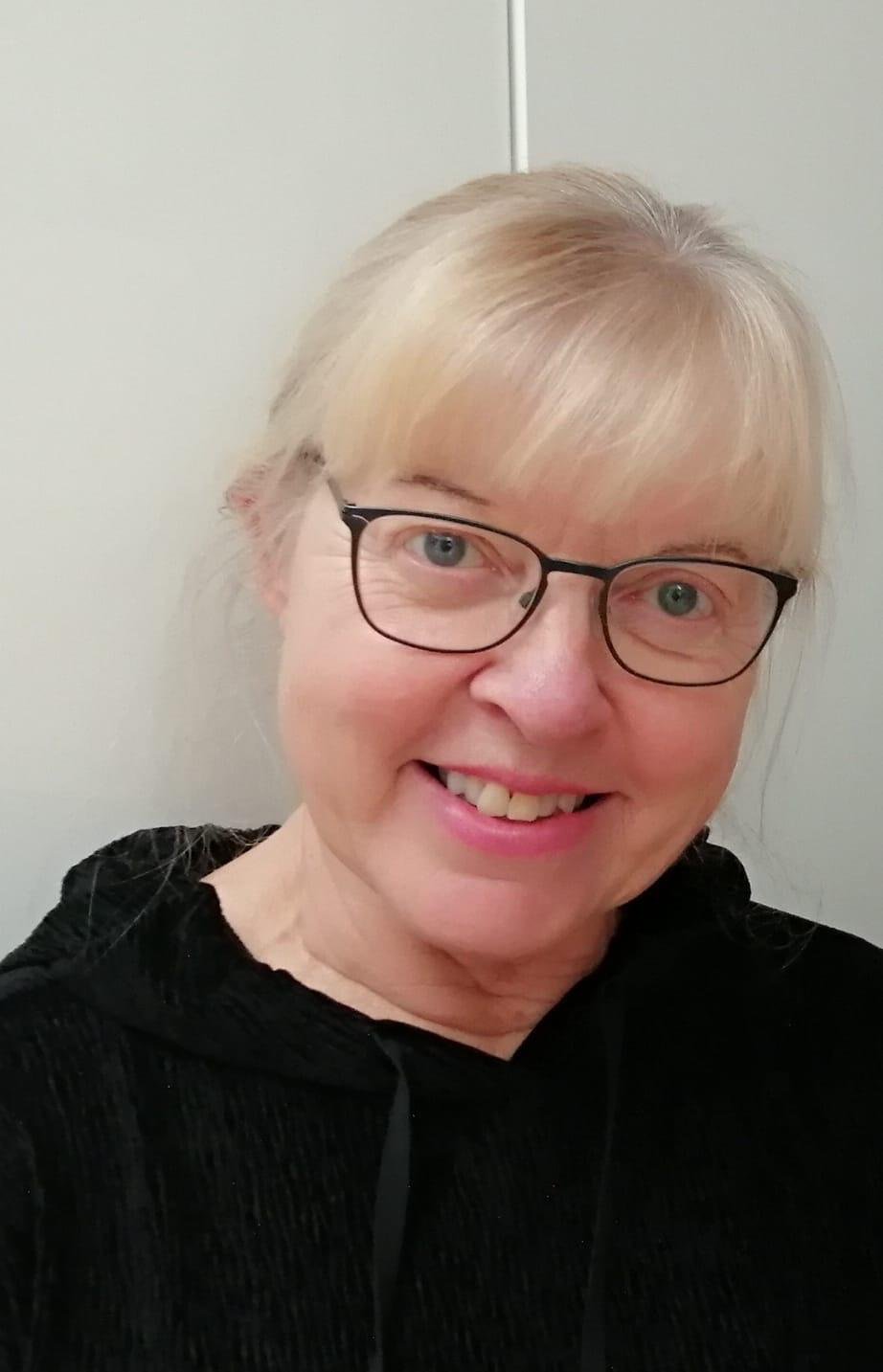 Marjo Seki, japanilaisen keittiön ja saken asiantuntija, hymyilee kameralle